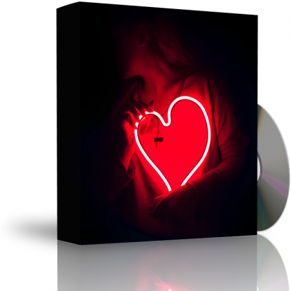 Caja con CD. La carátula de la caja muestra persona en la oscuridad sujetando tubo en forma de corazón, que emite luz