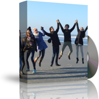 Caja con CD. La carátula de la caja muestra un grupo de amigos en la playa, que están cogidos de la mano y saltando todos a la vez
